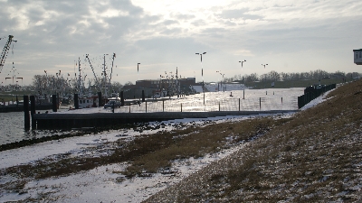 Winterlicher Sonnenschein im Hafen von Dornumersiel